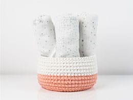 Вязаная корзинка для белья