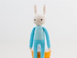 Вязаная игрушка заяц