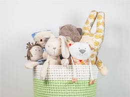 Вязаная корзинка для игрушек